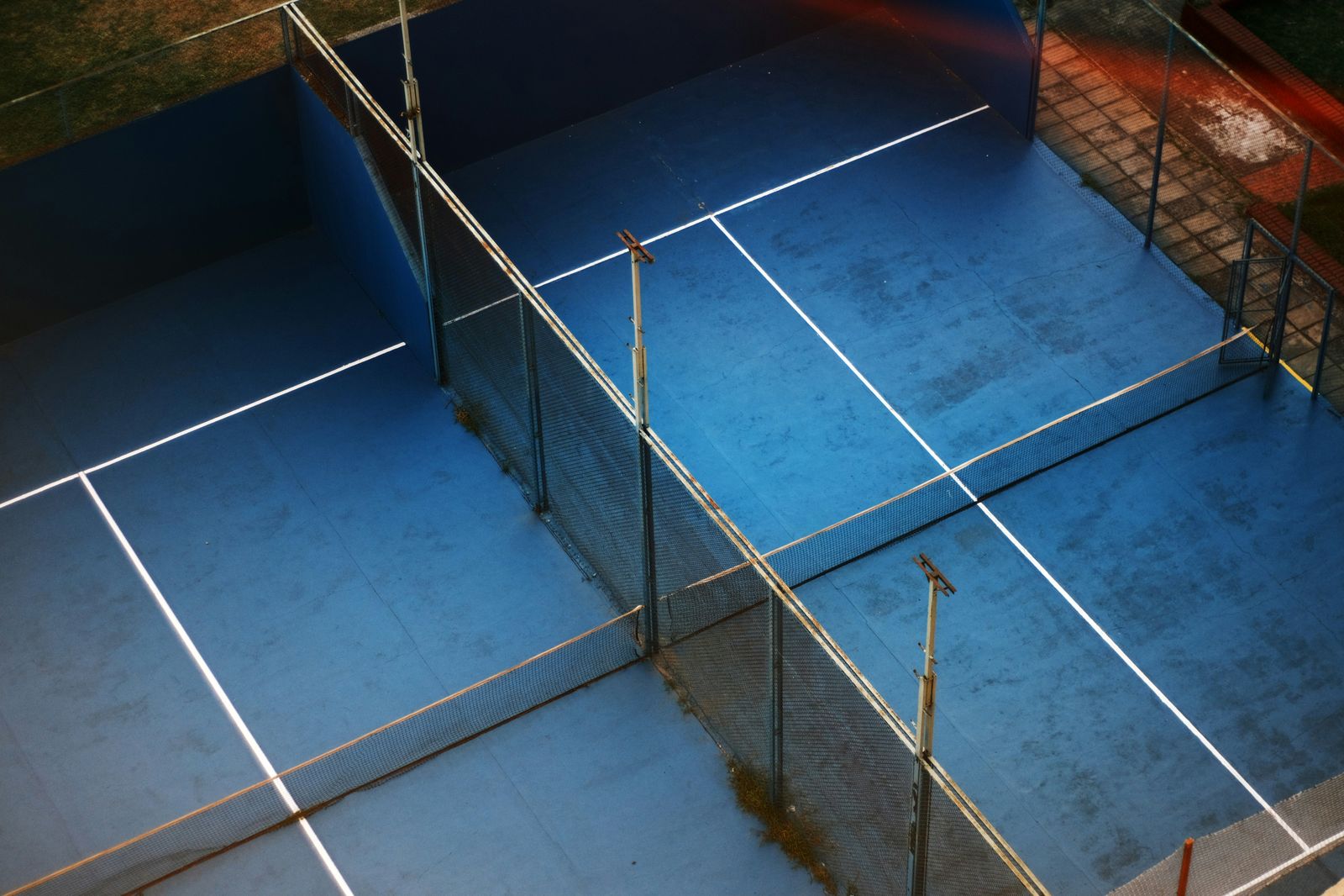 Lege padelbaan met glaswanden, klaar voor bestickering