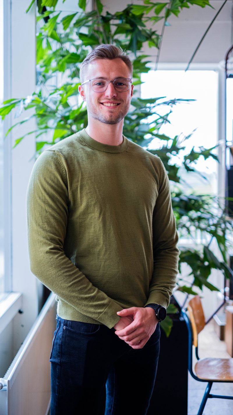 Portret van Yannick Wiertz, oprichter van Padel-Reclame.nl